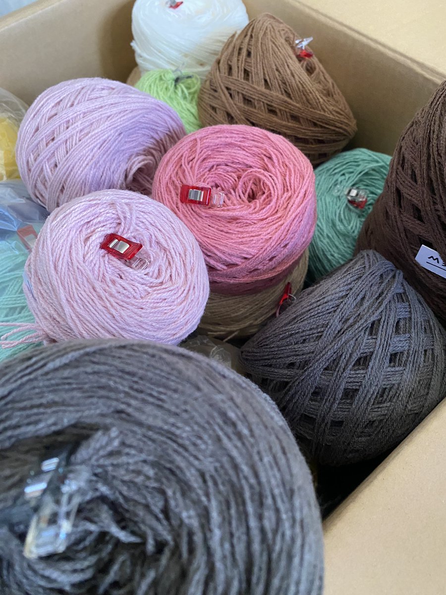 5本どり終了まであと3本！！
これを終わらせれば製作に移れる〜
長い道のりだったー✨
でも焦ると毛糸絡むので落ち着いてやれと自分に言い聞かせる。
焦らなくても絡むからね😭
「百里を行く者は九十を半ばとす」だ‼️
わかったな！じぶん‼️‼️
#タフティング
#猫ラグ