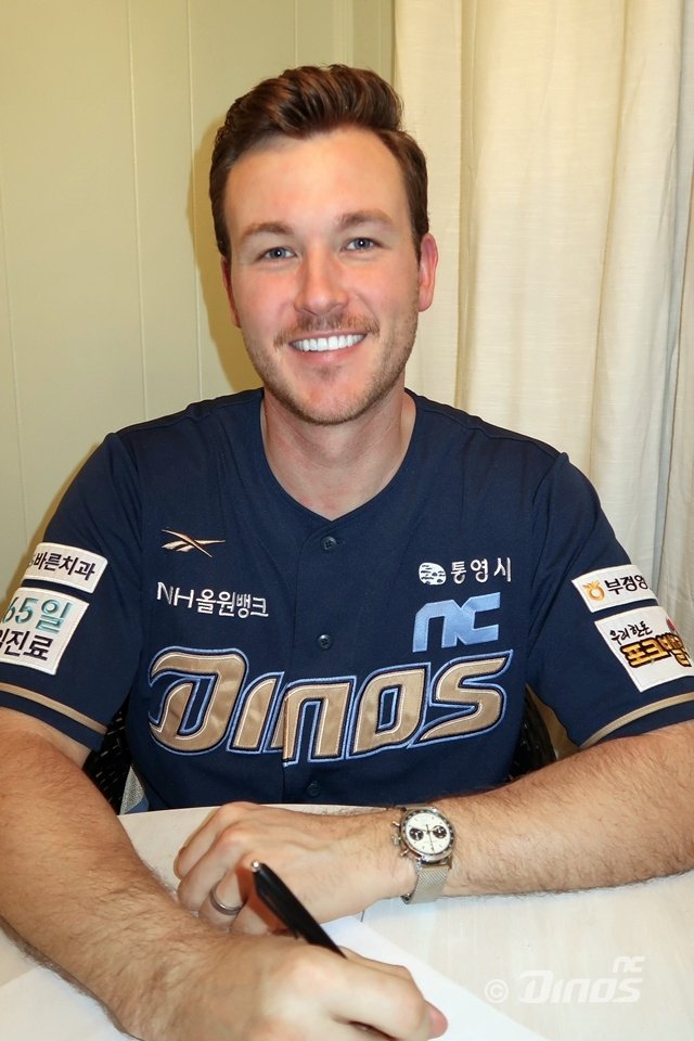 유니폼입고찍기로 말맞춘게 너무귀엽다...