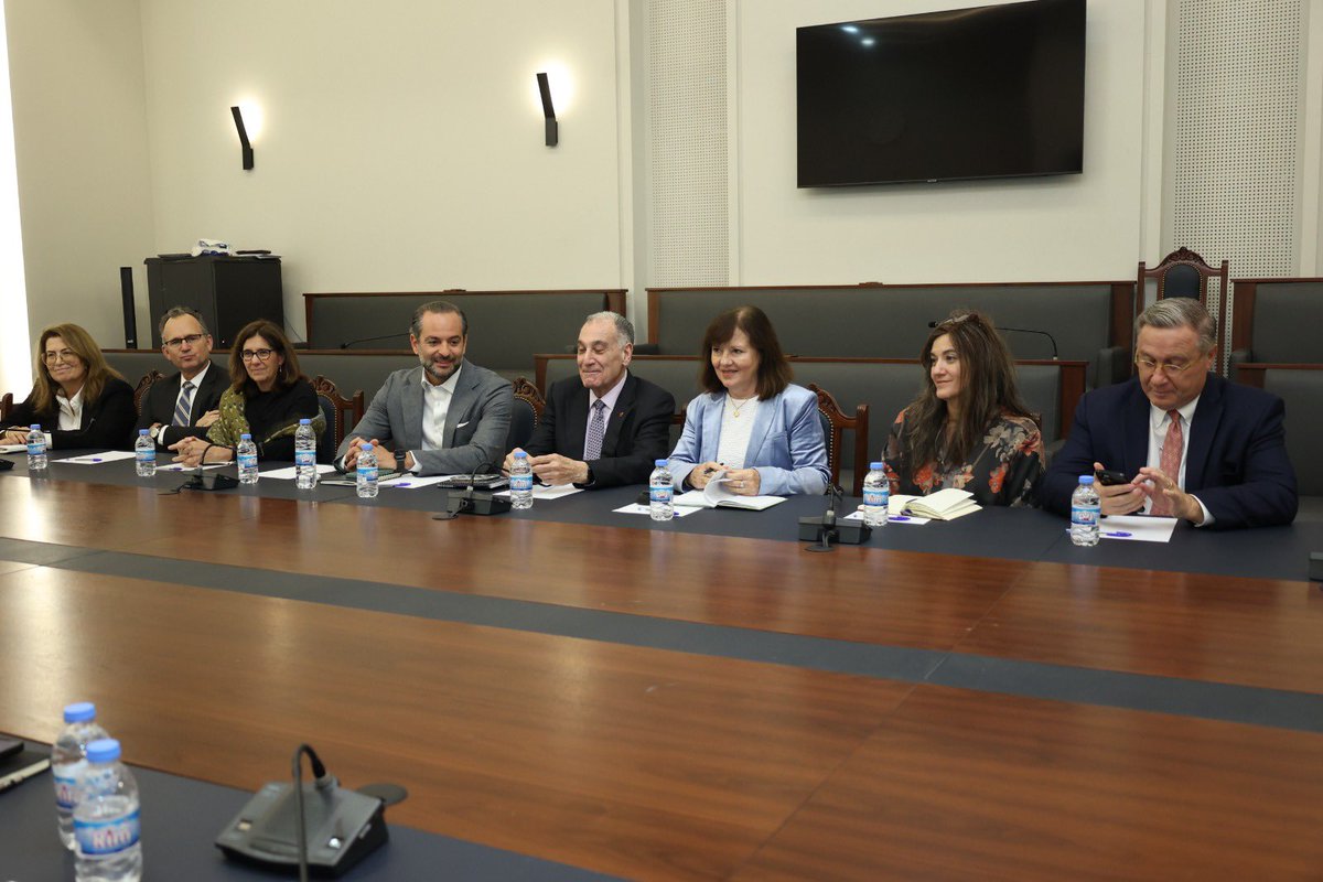 لقاء وفد من مجموعة العمل الأميركية من اجل لبنان(ATFL) برئاسة  إدوارد غابريل في بيت الكتائب المركزي في الصيفي، حيث تم عرض للمشهد السياسي الراهن في لبنان والمنطقة.

وتم التأكيد على ضرورة دعم الجيش اللبناني للقيام بواجباته وبسط سيادة الدولة على كامل الاراضي اللبنانية  وتنفيذ خطة حصر