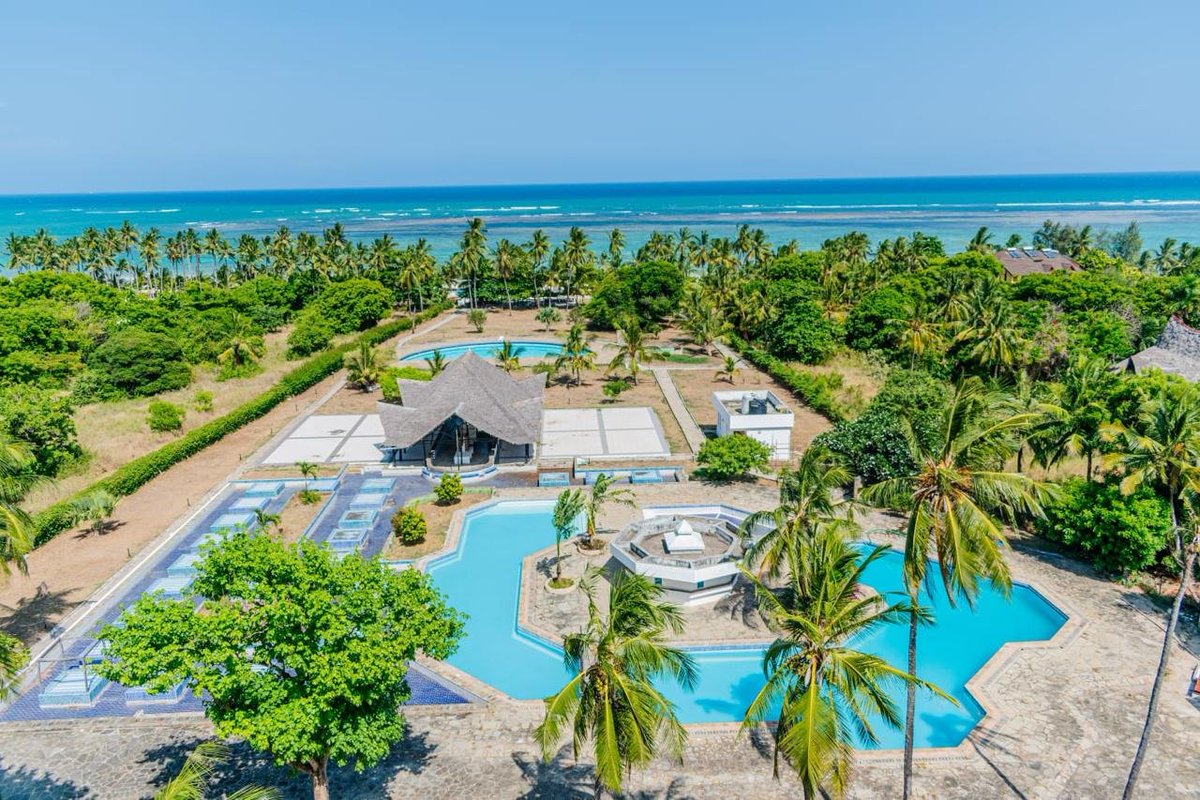 Airbnbwise's tweet image. Beach mornings. Pool afternoons. Cozy nights.

2 Bedroom Beachfront Stay — Diani.
with an extra bed.

Luxury meets comfort.

To book ; 0703527092

#EndYearPlans
#HolidayGetaway
#CoastalVibes
#DianiLiving
#TembeaKenya
#BeachfrontHomes