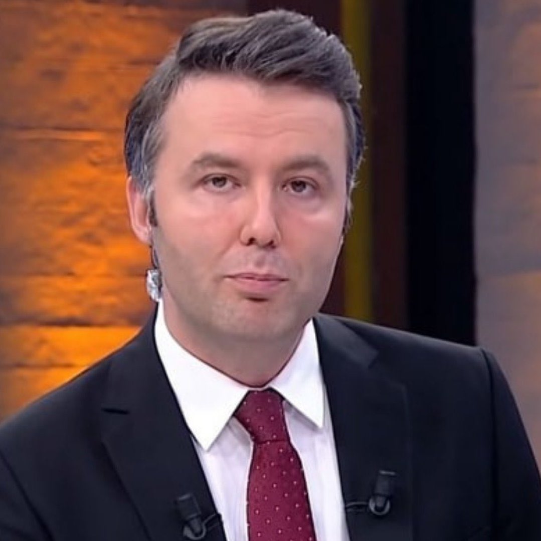 pusholder's tweet photo. Habertürk’ün eski sunucusu Nur Köşker:

“Sabahın 5’inde endamını masanın arkasına saklamışlar yönetmene söyle ledin önüne geç diye spikerine mesaj atan bir genel yayın yönetmeni olabilir mi?

Ben utanarak yazıyorum kendisi zira utanmıyordu.

Bu mesajı attığında üstümde etek vardı. Ledin önüne geçmemi isteme sebebi de buydu.”
