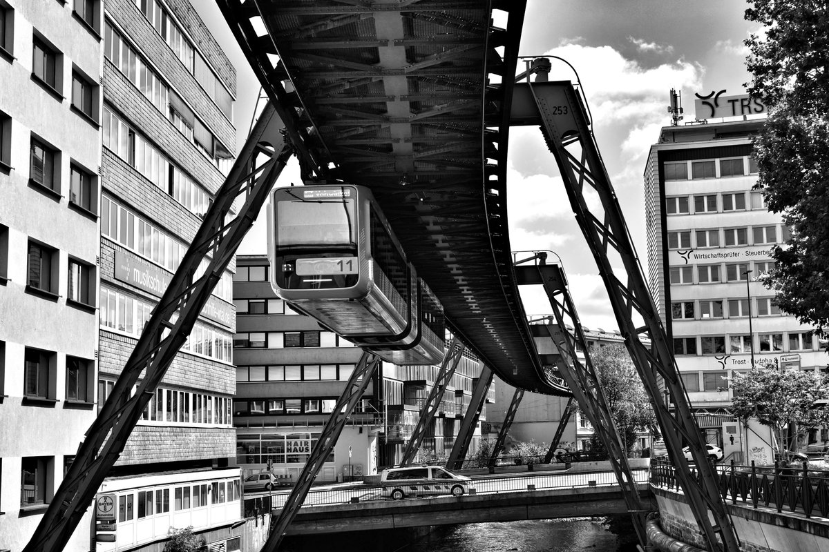 Ein schwarzweiss Bild von der #Schwebebahn in #Wuppertal. Ganz klar ein Fall für 
#LiebeIstAlles #SchönesGegenDoofes  #FloodTheZoneMitSchoenem 
Ich wünsche euch allen einen schönen Donnerstag 🫂