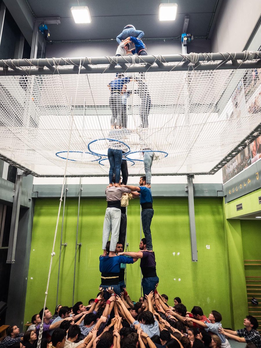 Arreplegats explora un nou sostre.
▶️ La colla encara el 3de8, mai fet provat per una colla universitària:
✍️ <a href="/santiterraza1/">Santi Terraza</a> 
👉revistacastells.cat/2025/12/arrepl…
#castellers #castells