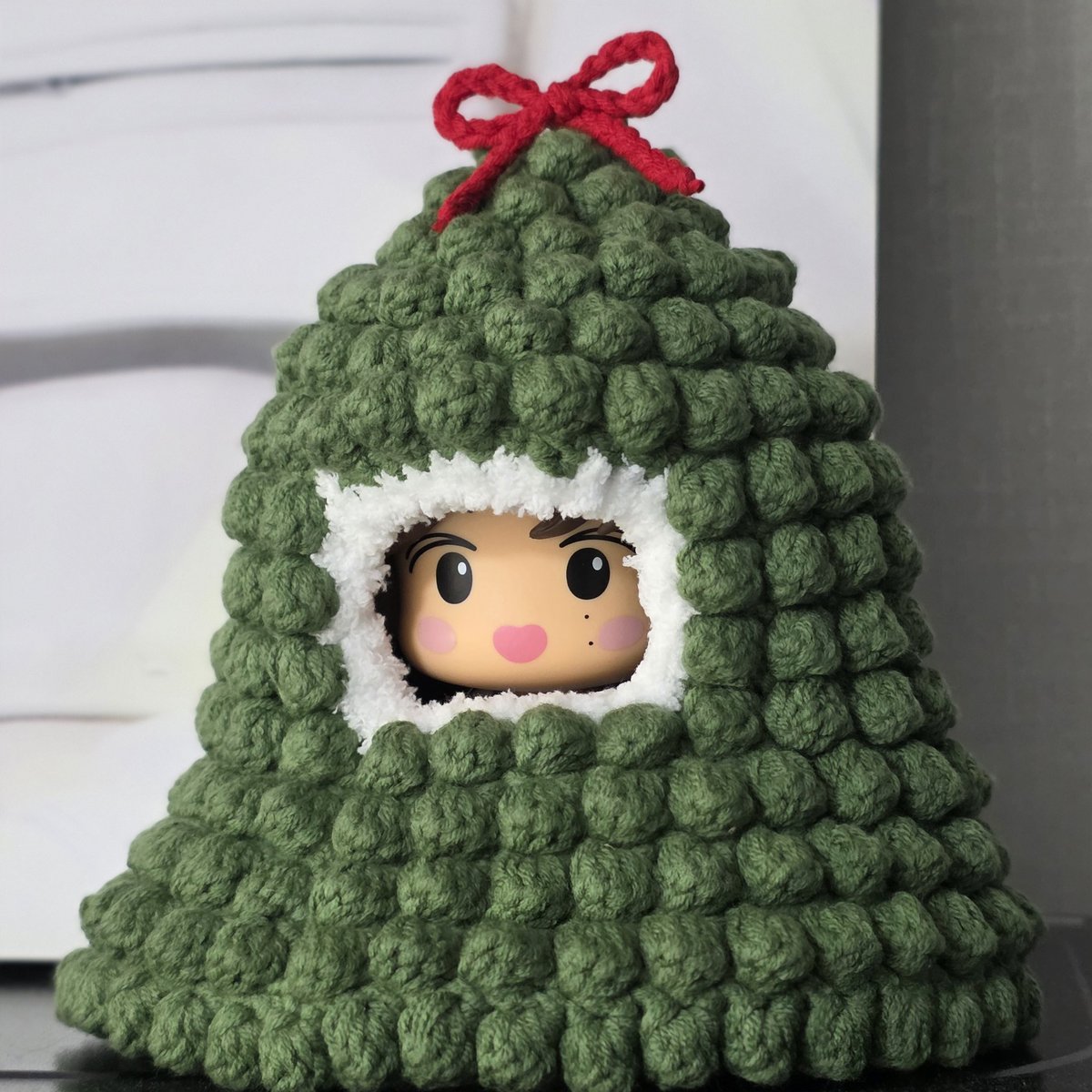 crchthy's tweet image. 최애 피규어에 씌울 트리를 만들엇어요 이제 오너먼트 만들어야함 ♡