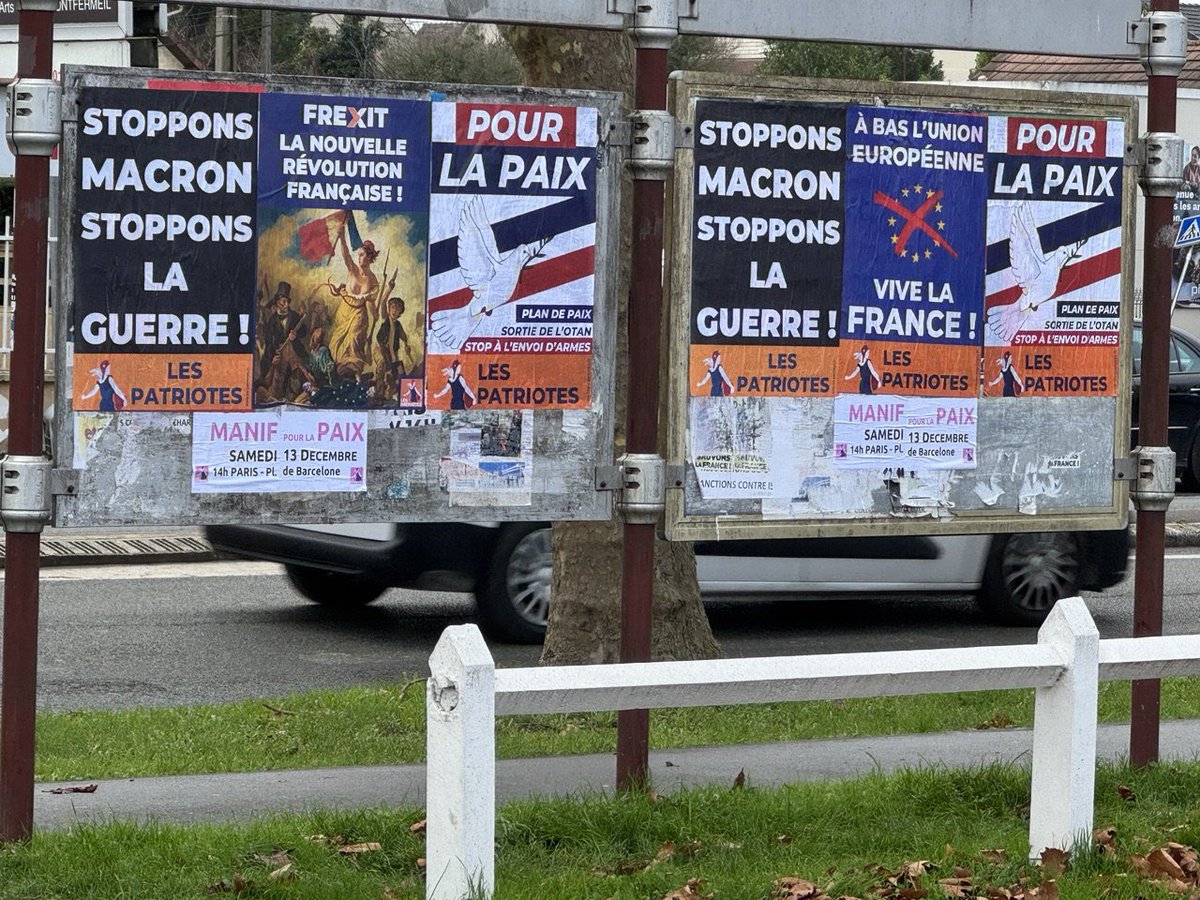 patriotes_93's tweet photo. Affichage Les Patriotes des militants de la circo 12 en Seine-Saint-Denis : #Montfermeil #Coubron #Vaujours

🪧Manifestation pour la Paix 🕊️
🕑 RDV 14h samedi 13 décembre
📍Place de Barcelone à Paris

Stoppons #Macron stoppons la Guerre
✊🏻 #Destitution

Apporter votre drapeau 🇫🇷 https://t.co/FpggO5pSBJ