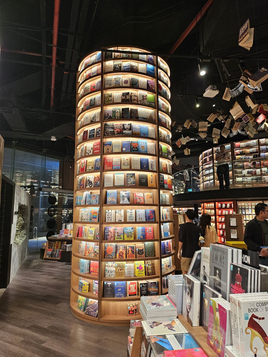 literaturebells's tweet photo. Midnight launch at The Library Bookxcess at Sunway Square Mall ✨️. The bookstore is huge! Filled with so many books, the design are so pretty with beautiful bookshelves and aesthetic art decorations. Plus its open for 24 hour! https://t.co/d1fOM0qQHu