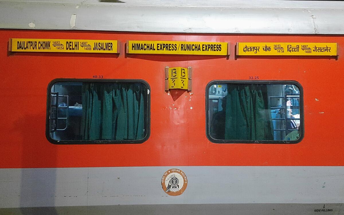 Arjun58473211's tweet photo. गाड़ी संख्या:-14053/14054 दिल्ली-दौलतपुर चौक-दिल्ली #हिमाचल-एक्सप्रेस और गाड़ी संख्या:-14087/14088 दिल्ली-जैसलमेर-दिल्ली #रूणिचा_एक्सप्रेस अब 15 कोच के नए LHB रेक के साथ संचालित हो रही है। https://t.co/0aSvJrHNbA