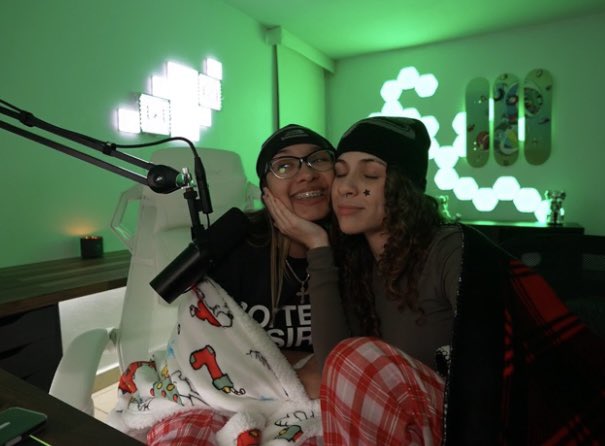 el stream de hoy fue como una curita gracias por prender las extrañaba demasiado descansen las amoo<3❤️‍🩹❤️‍🩹