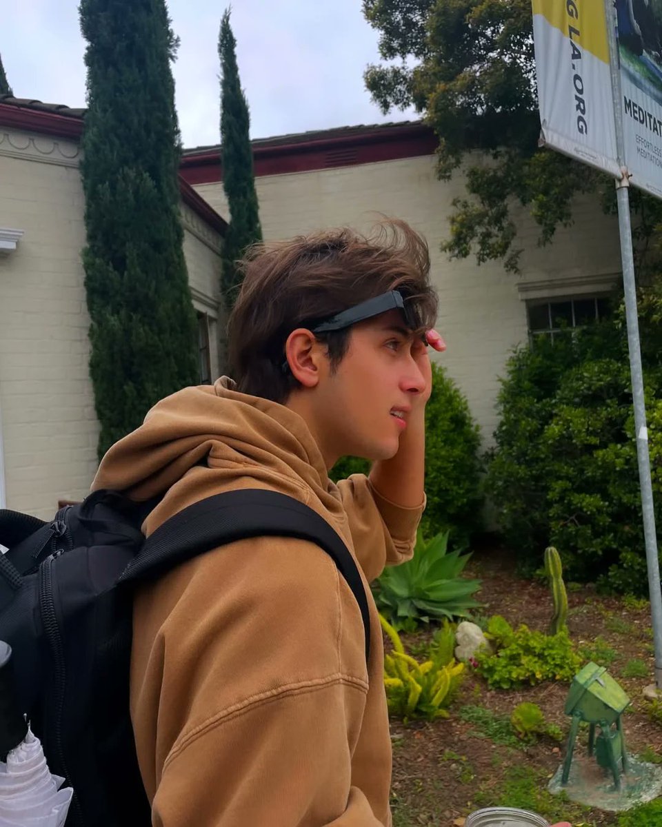 gianne699123281's tweet photo. Cuando sonries los días buenos. Por tus ojos veo el universo. Y si te tocare ya estaría en el cielo
Me inspire con tal solo mirarte Ale 🫣🫣🫣
#AlejandroAramburu #LoveforAle #Alelover https://t.co/BwGiGU8Zl5