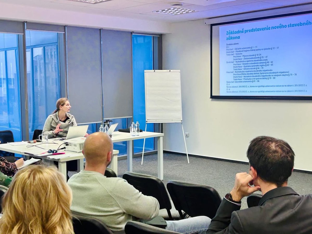 usvrk_sk's tweet photo. 🤝Príklad dobrej medzirezortnej spolupráce

Zamestnanci sprostredkovateľského orgánu Úradu vlády SR zorganizovali pre kolegov z Úradu splnomocnenca vlády pre rómske komunity SR školenie k zmenám legislatívy k stavebnému zákonu a zákonu o územnom plánovaní. https://t.co/ZVsASJJoYp