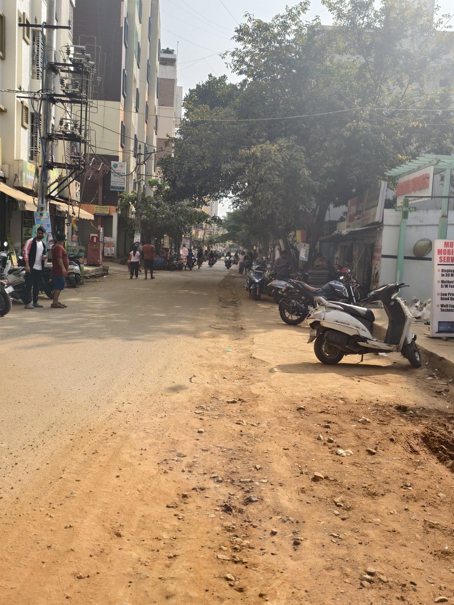 mannsharma23's tweet photo. @bwssbchairman @bbmpcommr @BBMPSWMSplComm 
Query: Roads in munekolala/kundanhalli is beendigged for cauveri water pipeline. Everywhere it's dusty and unmotorable. Will these roads be reconstructed or left as it is? If reconstructed, when ? Regular roadblocks being faced by locals https://t.co/62yXrSsESz