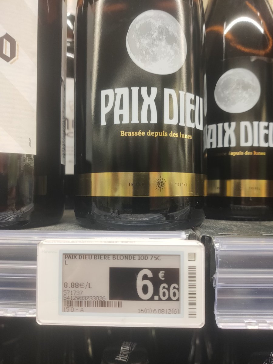 BugneEtoilee's tweet photo. Magie de Noël ou plaisir malicieux des employés ? https://t.co/rsjShS8QxA