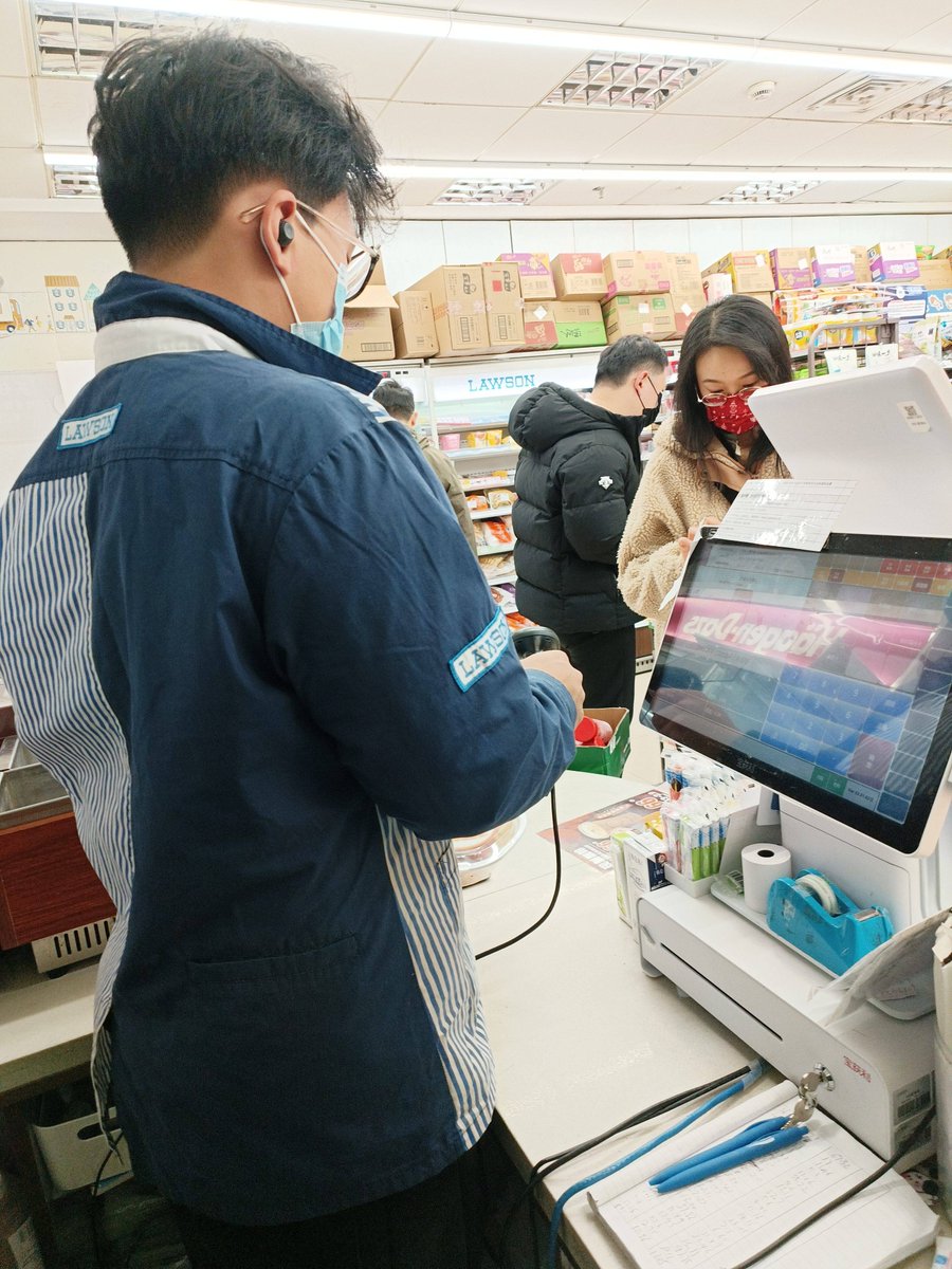 david59165296's tweet photo. 「刚在便利店看到有人忘带钱包，我顺手帮付了20块。他说要转我，我摆摆手——就当攒个小温暖啦」 https://t.co/yUMNi6f4gk