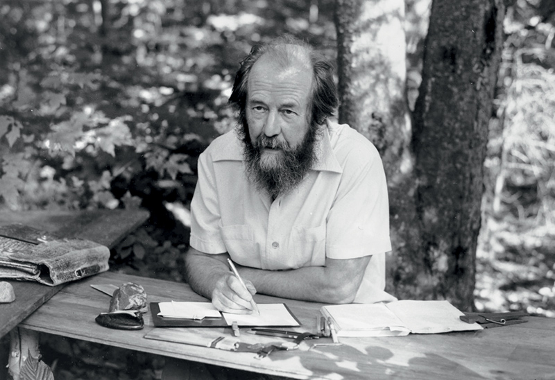 Сегодня день рождения писателя Александра Солженицына (1918—2008), лауреата Нобелевской премии 1970 г. «Умного на свете много, мало — хорошего».