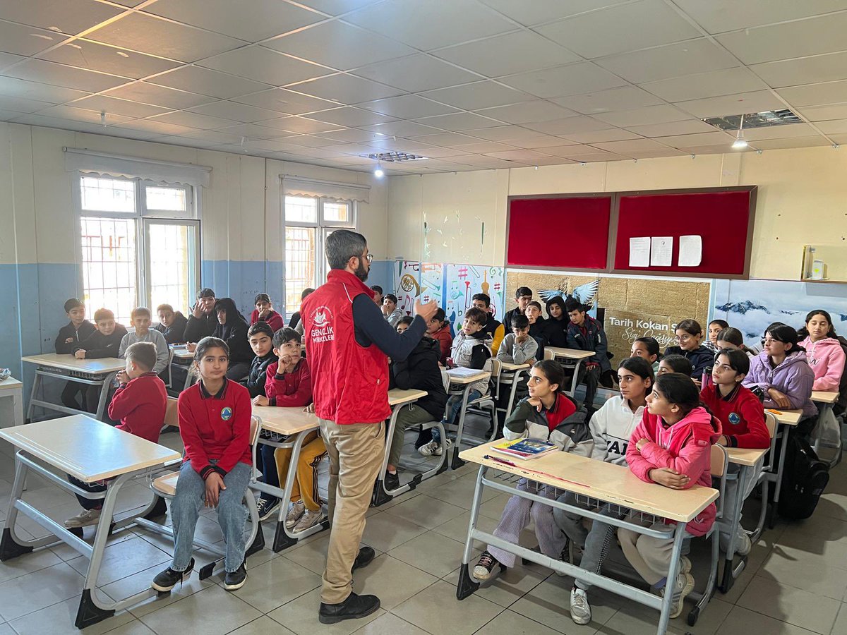 KochisarIHO's tweet photo. @GSB_KiziltepeGM tarafından #Hayatadeğerkat kapsamında okulumuzu ziyaret edip öğrencilerimize eğitim verdikleri için kendilerine teşekkür ediyoruz. 
@Yusuf__Tekin 
@tuncay_akkoyun
@mardinilmem 
@kiziltepemem47 https://t.co/oDhDoCaIFc