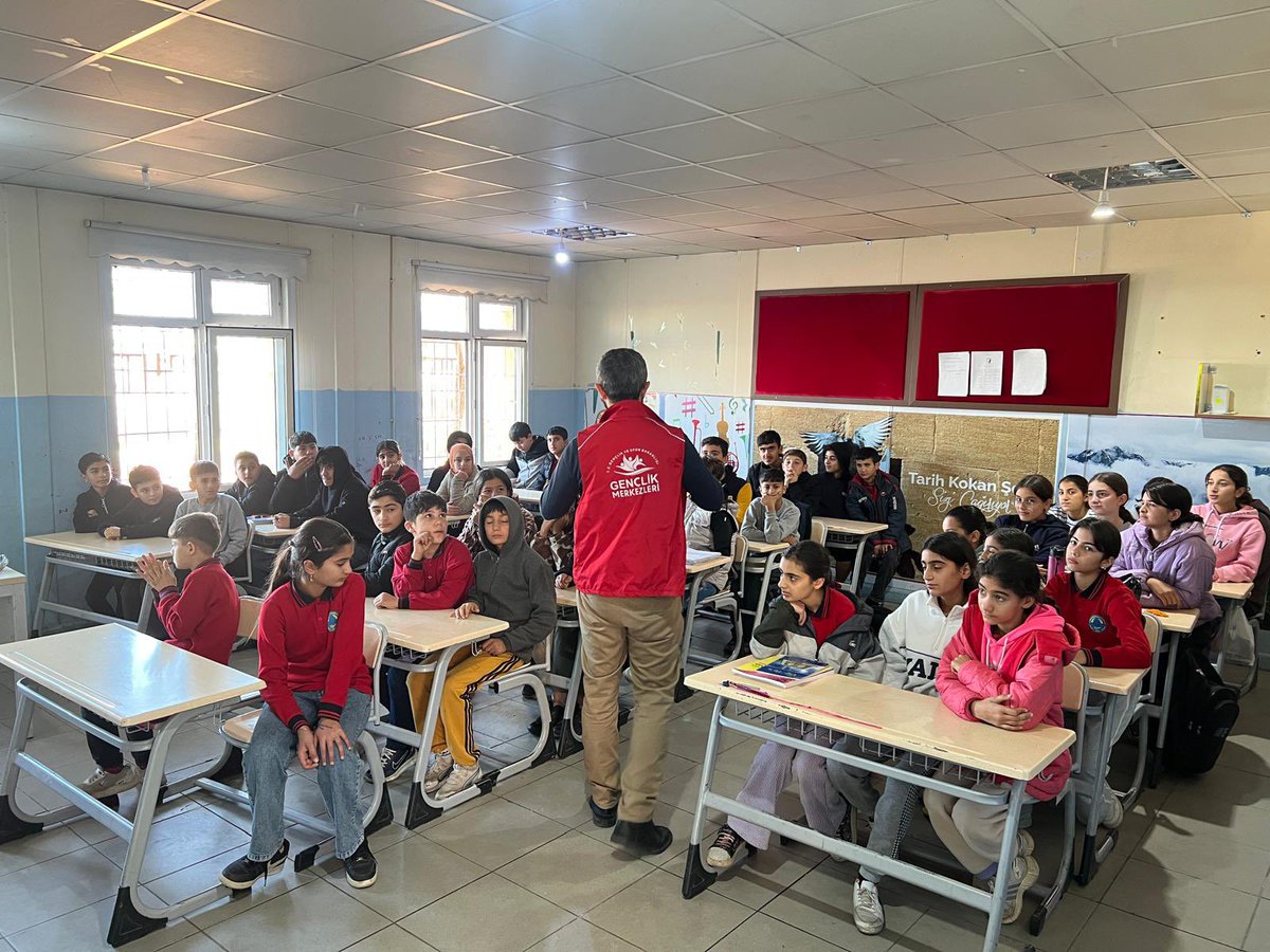 KochisarIHO's tweet photo. @GSB_KiziltepeGM tarafından #Hayatadeğerkat kapsamında okulumuzu ziyaret edip öğrencilerimize eğitim verdikleri için kendilerine teşekkür ediyoruz. 
@Yusuf__Tekin 
@tuncay_akkoyun
@mardinilmem 
@kiziltepemem47 https://t.co/oDhDoCaIFc