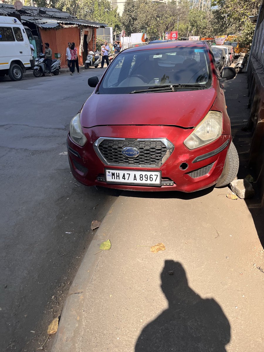 HrishikeshRC's tweet photo. @MTPHereToHelp @mybmc @MTPHereToHelp today also same position. Everyday cars are being parked loke this over footpath. https://t.co/SfupnJRY3f
