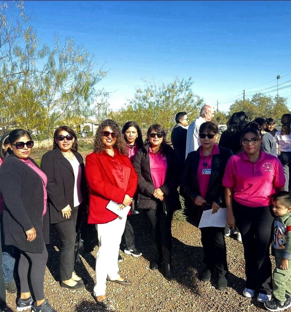 SuperMomsBW's tweet photo. 12/10/25 Hoy por la mañana una celebración más,un nuevo semáforo en el vecindario.Ahora el nuevo semáforo esta en N de 91st Ave y Campbell Ave,y nos llena de alegría ver a las familias y niños contentos esperando ver  prendida las luces por primera vez.¡Gracias! #District5 🫶✨️ https://t.co/FVacjPhtNm