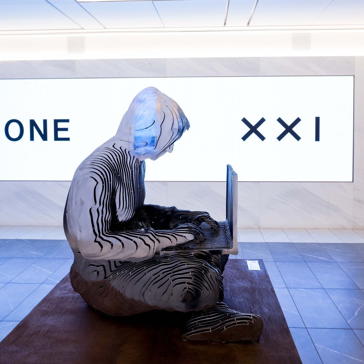 🇺🇸 ニューヨーク証券取引所にサトシ・ナカモト像が設置、時代の変化を象徴🗽 - #NYSE  に芸術家ヴァレンティーナ・ピコッツィ氏デザインの像が設置（世界6カ所目） - Twenty One Capitalが今週取引開始に合わせて設置 -  2008年12月10日のビットコインメーリングリスト ...