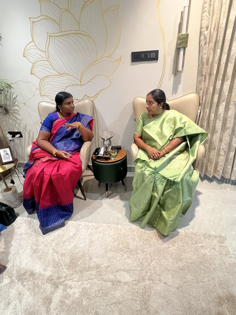 KavisriBjp's tweet photo. இன்று மகளிர் அணியின் தேசிய தலைவர் அக்கா வானதி சீனிவாசன் @VanathiBJP அவர்களுடன் மகளிர் அணியின் மையக்குழு மற்றும் நிர்வாகிகளுடன் மகளிர் அணி மாநாடு மற்றும் பயிற்சி முகாம் குறித்து ஆலோசனை செய்யப்பட்டது. https://t.co/DnCMkBeY4Y