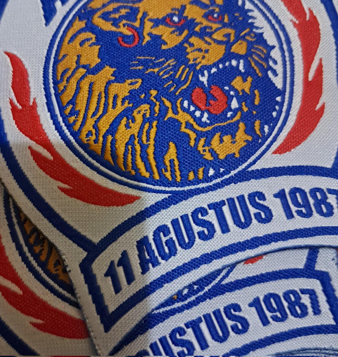 Menghargai karya pendiri termasuk dg karya logo klub. Pantang melakukan perubahan baik scr sengaja maupun tdk terhadap karya tersebut. Memperjuangkan keberadaannya tentu hrs disertai dg penghargaan scr etika moral. More Love, Less Hate! #AliveInside