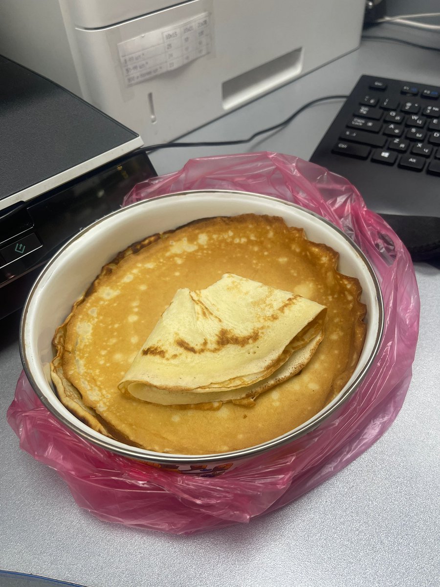 Пожаловалась своему парню что у меня не получается приготовить блинчики (они у меня вообще не получаются всю жизнь), а он наготовил мне целую кастрюлю вкусных блинов и привез на работу🥺🥺🥺