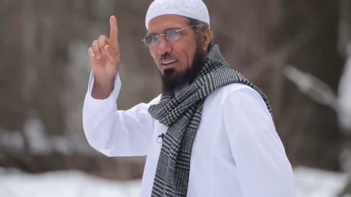 يلمزونهم ماضون!
يؤذونهم في سمعتهم ماضون!
يحاولون دوس أرديتهم ماضون!
يضيقون عليهم السبل ماضون!
شموع تأبى الانطفاء والانكفاء كي لا يُراق وقود الحق ..

- الشيخ سلمان العودة - فرَّجَ الله عنه.