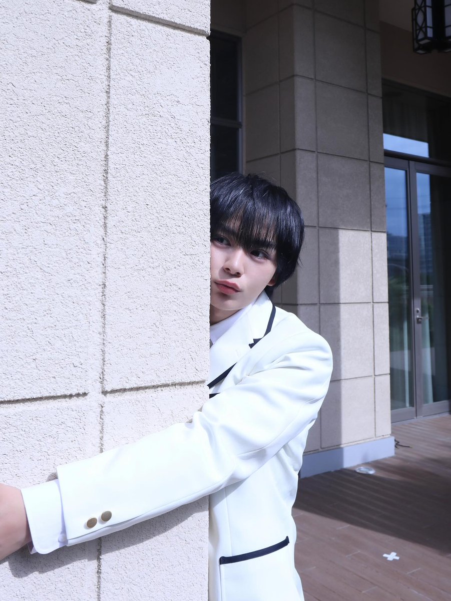 NaniwaFC_info's tweet photo. 新曲｢Never Romantic｣が配信中です！

MVも素敵なのでぜひ観てください🤖

︎︎☁白制服オフショ︎︎🏹

#大西流星
#OnishiRyusei
#なにわ男子
#NeverRomantic https://t.co/urSfyGt3uB