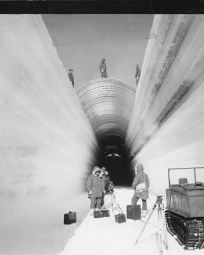 historyinmemes's tweet image. In the 1960s, the U.S. built a full city hidden under Greenland’s ice — powered by a portable nuclear reactor