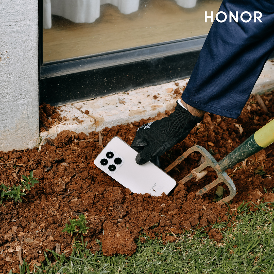 Yfm's tweet photo. The new HONORX7d - —built for those who never back down.🏋️♀️🚀
As tough as the bark of a tree. 🌳 Wouldn't you agree? 😏
#HONORX7d #ExtraToughExtraPower https://t.co/iZzGrHDgY3