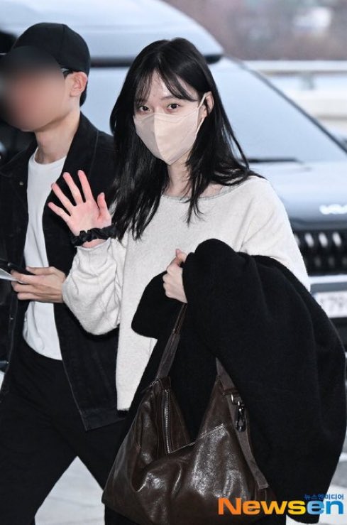 wintlr's tweet image. this is adik heading to Japan last time, serving the comfiest layers! adik’s shoes feel so fluffy and warm too . . isn’t that cute?!