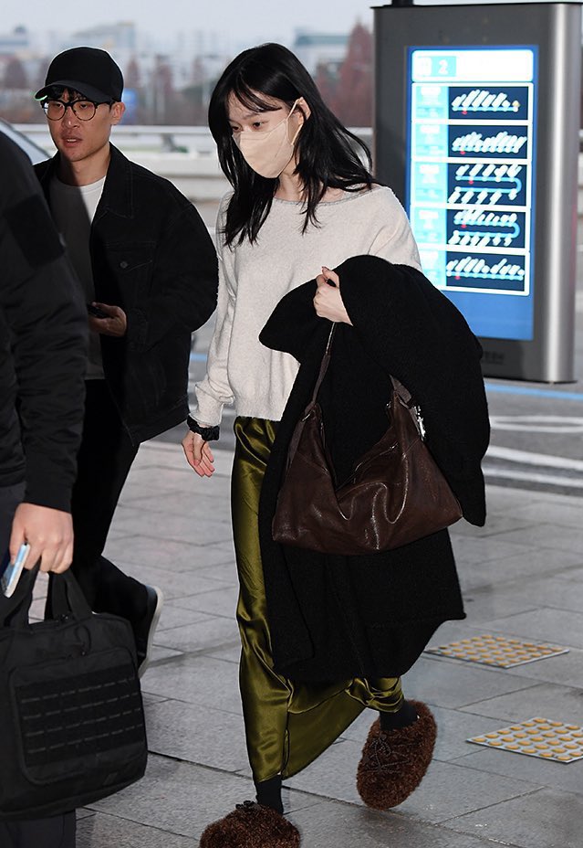 wintlr's tweet image. this is adik heading to Japan last time, serving the comfiest layers! adik’s shoes feel so fluffy and warm too . . isn’t that cute?!