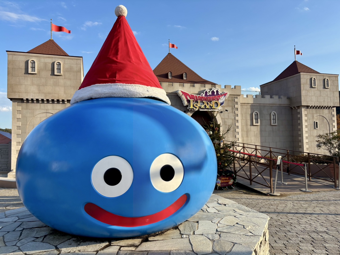 🎄お城前にはサンタ帽のスライムがお出迎え！ 冒険者たちの笑顔が