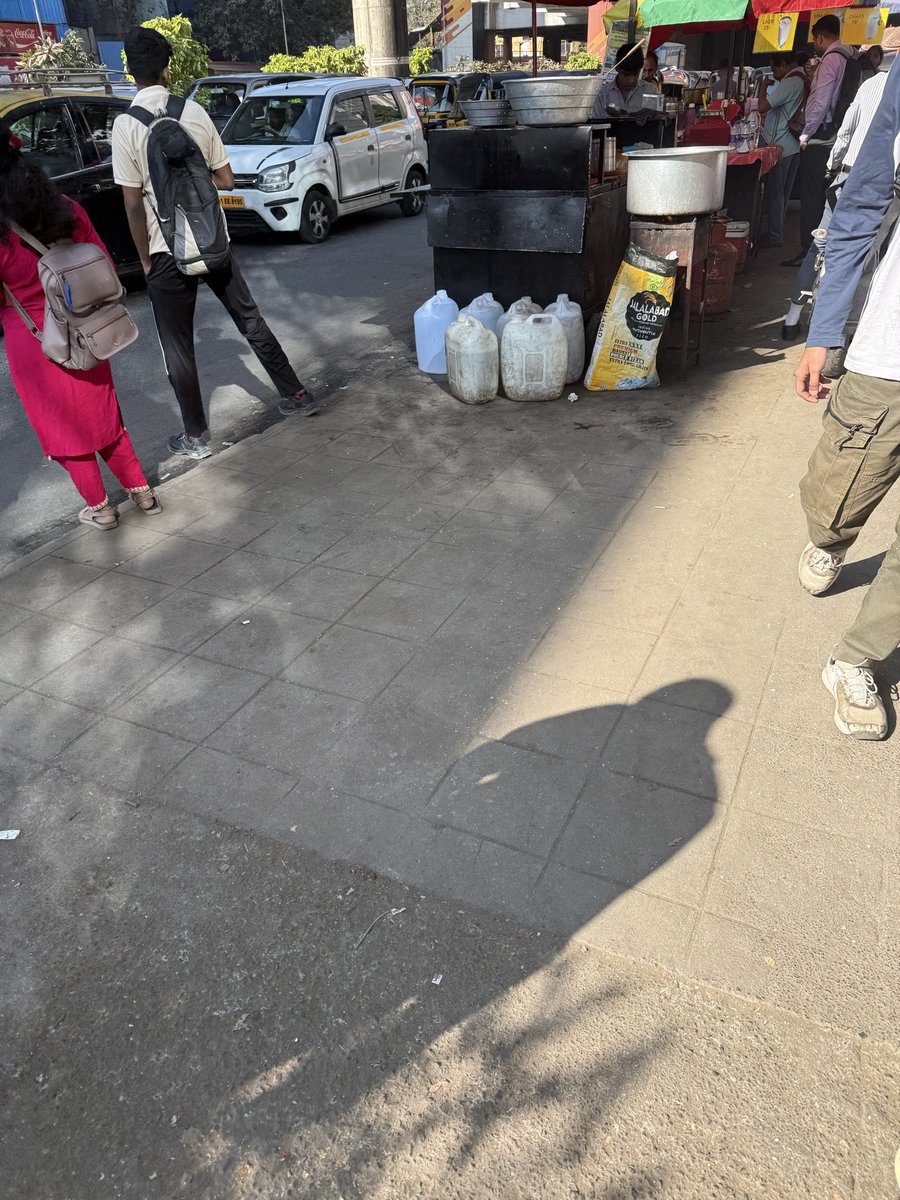 rahulspoddar's tweet photo. Complaint no 18
Hawkers near Jb nagar metro station and back with no place to walk and cylinder etc for cooking
Surprising @mybmc truck standing opposite stopping hawkers on other side but no action just opposite side
@mybmcWardKE @MumbaiPolice @CMOMaharashtra @mieknathshinde https://t.co/BhMZRFMrrP