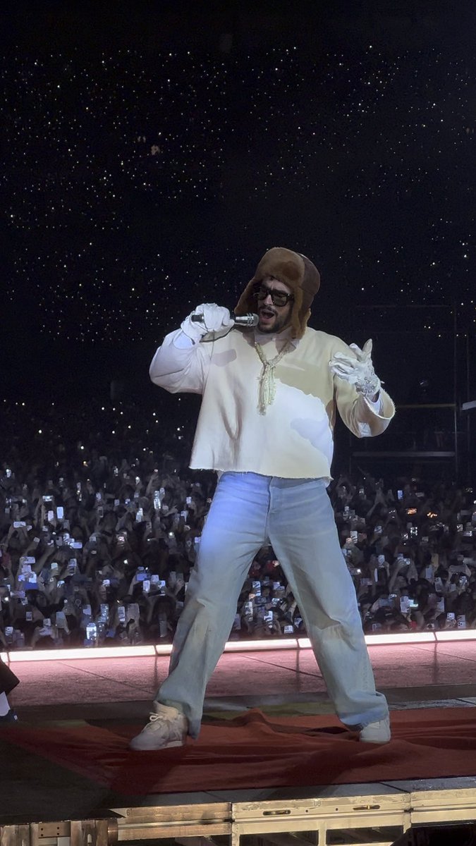 Cada que tengo el privilegio de ver a Bad Bunny en vivo salgo más feliz e impresionada que la última vez. 

Que pedazo de artista, agradecida con la vida y el mundo que me permitió estar viva al mismo tiempo que <a href="/sanbenito/">Benito Antonio</a> y tenerlo tan cerca 🇵🇷❤️‍🔥