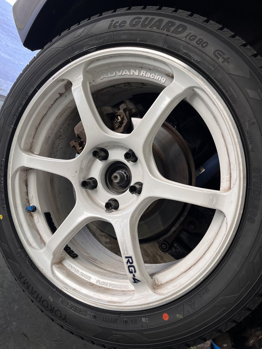 NutaharaF's tweet photo. アイスガード８　
スタッドレスタイヤの技術進歩は凄いです。7もかなり良かったけど、新製品の8はもっと路面への接地感が向上して、凍結路面でも穏やかな挙動で安心して走れます。
#アイスガード8 
#ヨコハマタイヤ https://t.co/oQ3MdNUFBB