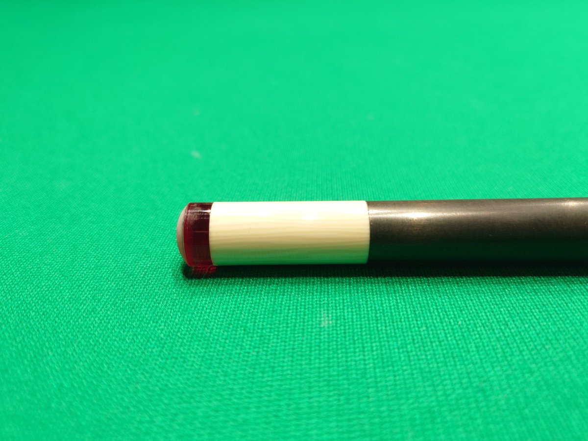 blackflame1101's tweet photo. お試しでジャンプキュー用の新しいシャフトを制作。
まだ試作の段階ですが、性能面ではかなり良さげ。
最大の特徴としては、今の時代に少ない先角の長さですw
天然風素材を使って、あえて昔の雰囲気をイメージして長くしました。
先角の中にはカーボンで補強してるので性能面では問題無さそうです。 https://t.co/JdEBdOPDf6