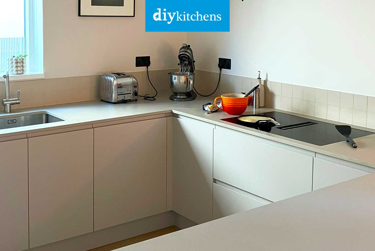 DIY_Kitchens's tweet image. 🌟 Colin from London shows us his completed Innova Luca Cashmere &amp;amp; Bespoke Painted #kitchen, supplied by DIY Kitchens (Ref:4221) - bit.ly/CustomerKitche…

Visit diy-kitchens.com to see how much you could save on your dream kitchen! 

#luca #handlelesskitchens #kitchens