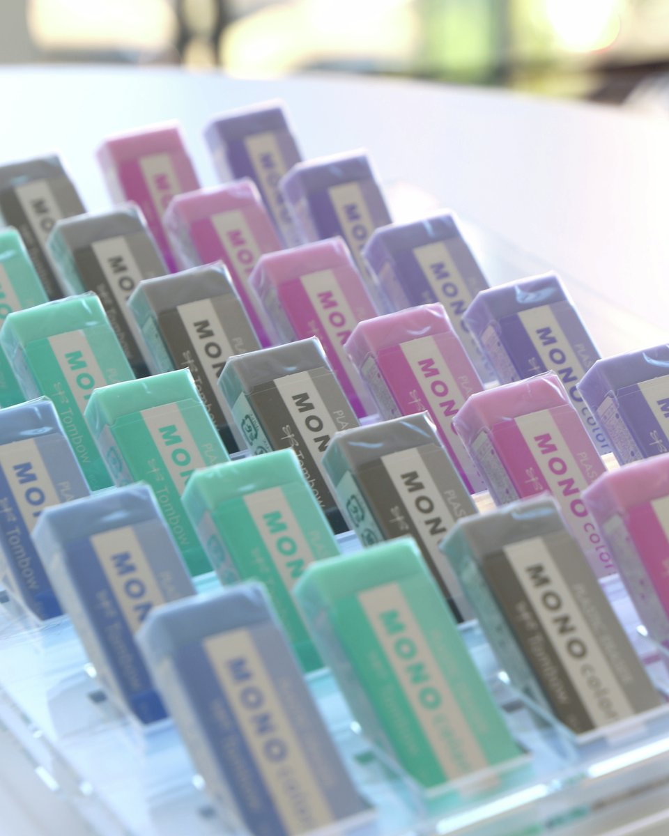tombowpencil's tweet image. #トンボ商品ピックアップ 「モノカラーズ」
かわいい5色のカラーになったモノ消しゴム
シャープペンシルやマーカーなど、他の文具とのカラーコーデも楽しめます🥳
推しカラーで選ぶのも◎

MONIAのみなさん、気になる色はありますか？よかったらコメントで教えてください😉

tombow.com/products/mono_…