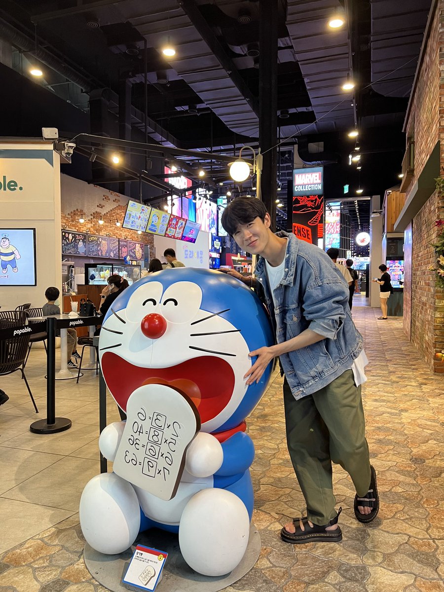 2년전 도라에몽과 찍은 사진인데
뭔가 더 젊어보이는 느낌적인 느낌?🤣🤣

#동현 #DONGHYUN 
#네_궤도를_맴돌아 
#도라에몽