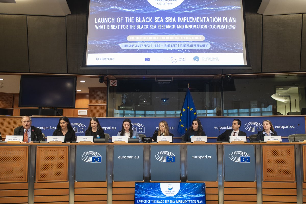 BlackSeaYouth's tweet photo. The legacy of #BlackSeaYouth goes beyond time!
Black Sea Young Ambassadors have been working hand-in-hand with @BRIDGE_BlackSea PhD students, forming the #ECOPs of #BlackSeaπ
Together, they shape better future for the Black Sea with #science, #research and peer #collaboration. https://t.co/4xrNql7Cq2