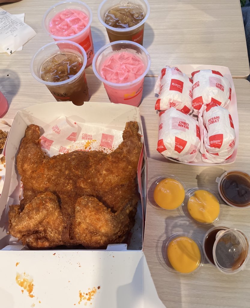 helloayu tweet media