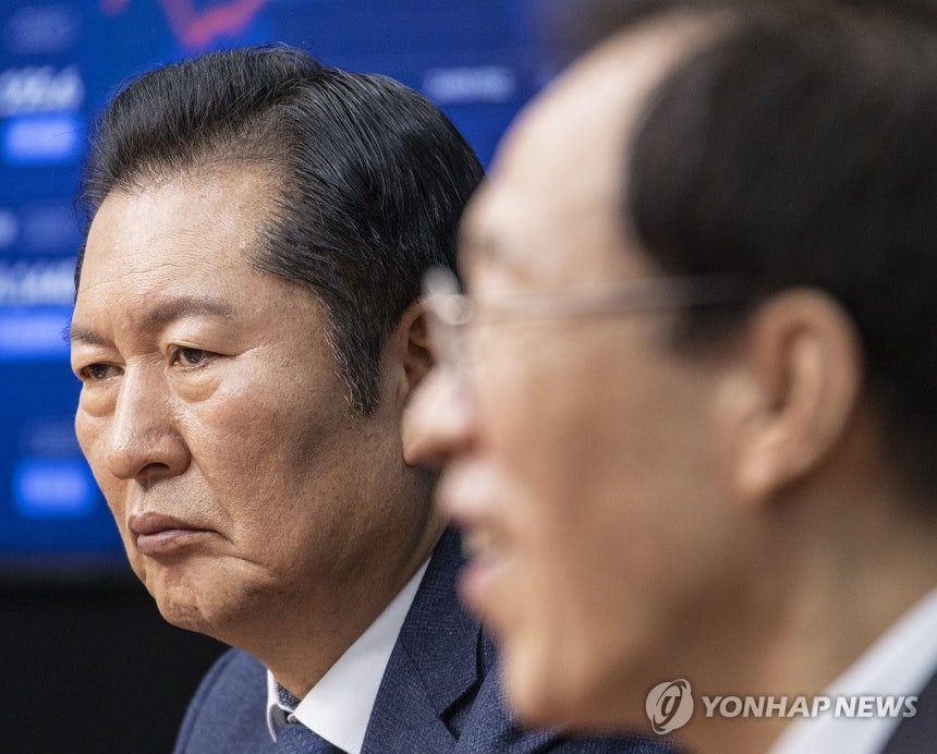 팩폭 맞아서 기분이 안 좋으신가봄?
입꼬리가 아주 축 쳐지셨네.