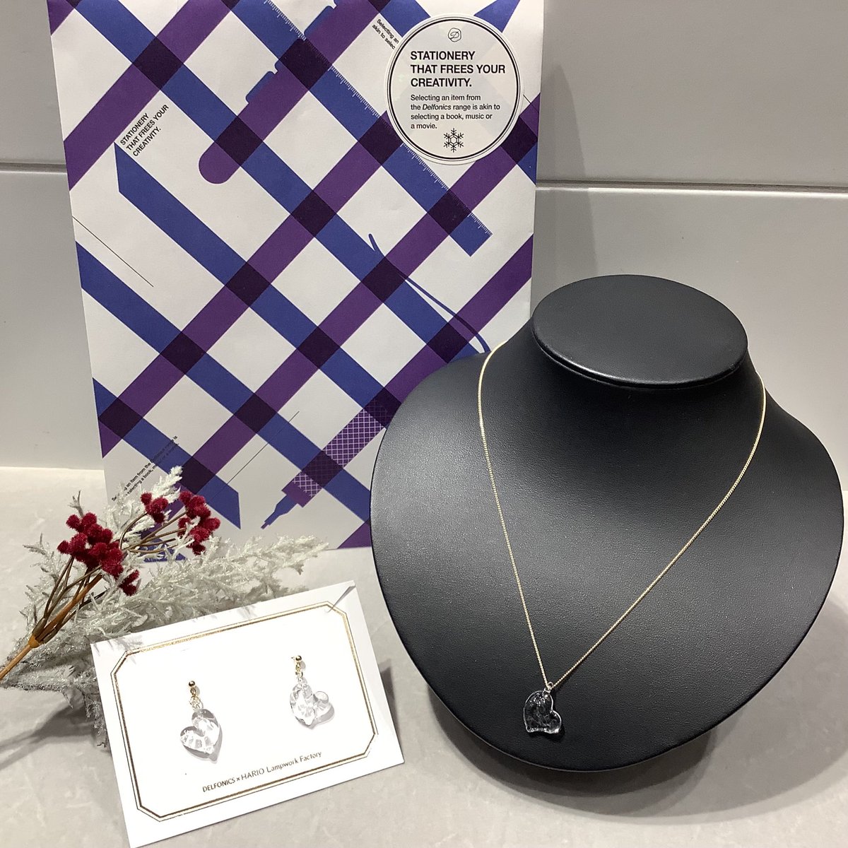 デルフォニックスが別注したHARIO Lampwork Factoryのアクセサリーが登場しております！
今回は、ハートをモチーフにした「プチハート/ウェーブハート」の2種をご用意しました。冬の装いに、上品な愛らしさと華やぎをプラスする一品。自分へのご褒美や、大切な人への贈り物としてもおすすめです◎