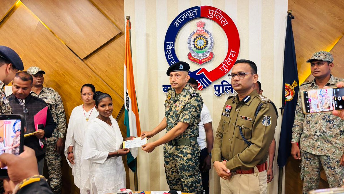 A major step from violence to peace! Four hardcore Naxalites carrying a reward of ₹23 lakh surrendered before #BSF and Kanker Police. #NaxalSurrender #NaxalFreeBharat #BSFChhattisgarh