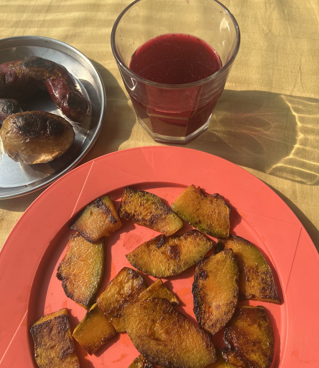 asase_art's tweet photo. #winterthings
Beetroot kanji
Roasted sweet potatoes and potatoes
Winter squash or orange pumpkin Sikri (pan fried) https://t.co/SMLQW6IgXN