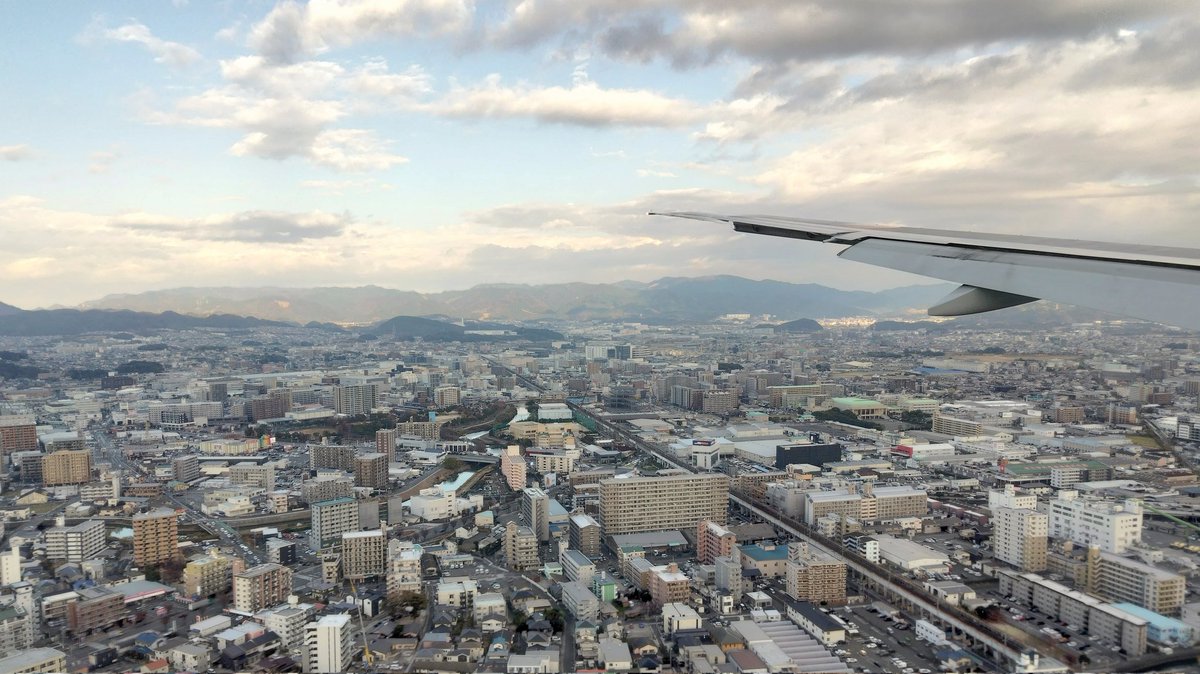 7NnpIGjJAdwmMR7's tweet photo. 福岡空港到着🛬
上空から傘雲の富士山見れてラッキー🗻✨️
これから地下鉄に乗って天神へ🚞
#JA717A https://t.co/ylemu0lH4e