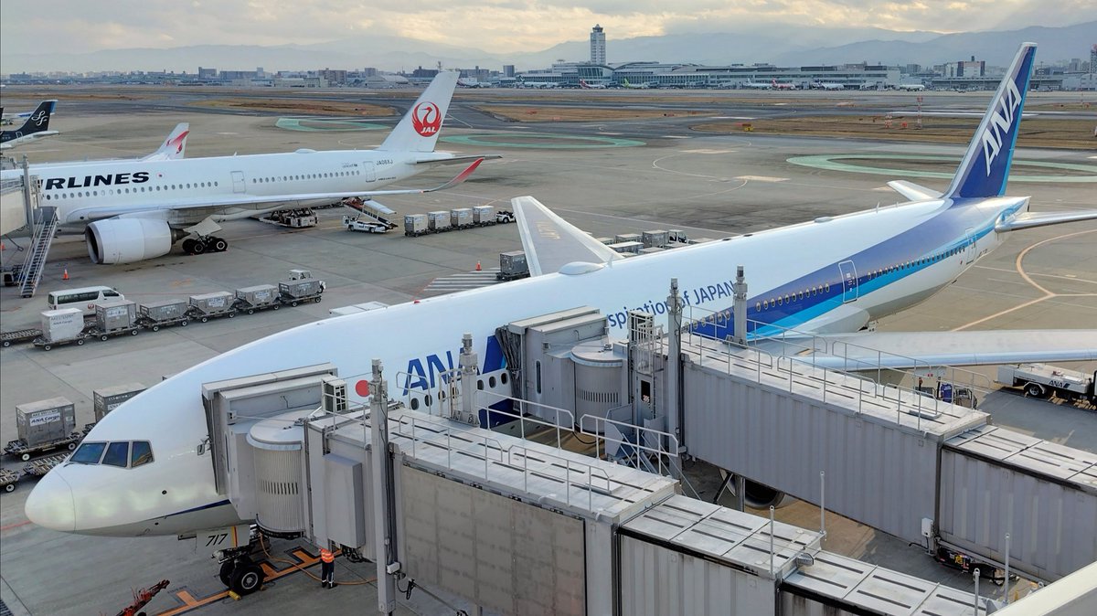 7NnpIGjJAdwmMR7's tweet photo. 福岡空港到着🛬
上空から傘雲の富士山見れてラッキー🗻✨️
これから地下鉄に乗って天神へ🚞
#JA717A https://t.co/ylemu0lH4e