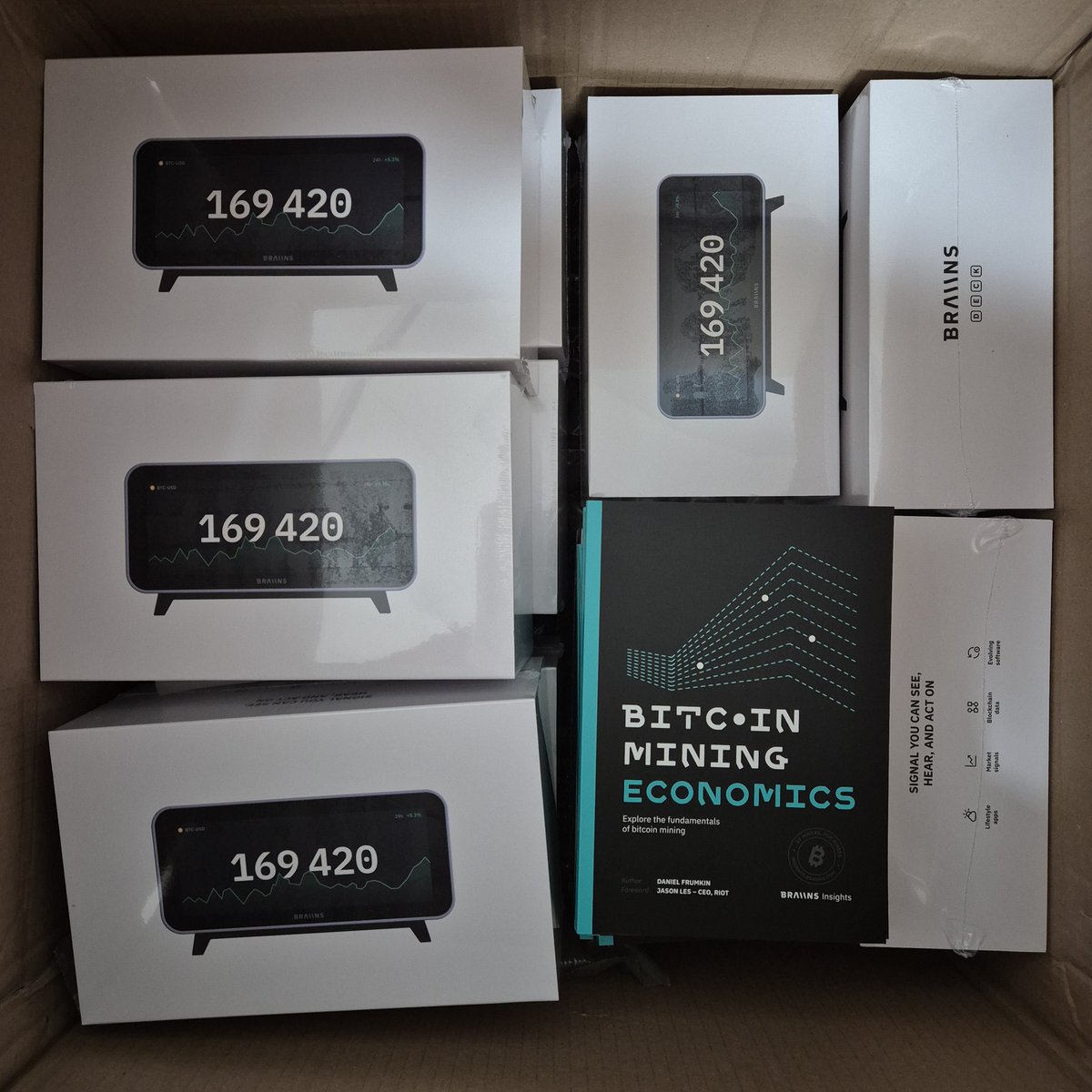 Die Braiinss Decks sind soeben angekommen und werden per heute ausgeliefert!

Als Goodie für die längere Wartezeit hat <a href="/BraiinsMining/">Braiins</a> noch ein Buch beigelegt👌

Viele Spass mit der ultimativen #Bitcoin-Kommandozentrale 😉

Zum Produkt:
Braiins Deck - Vorverkauf Angebot -