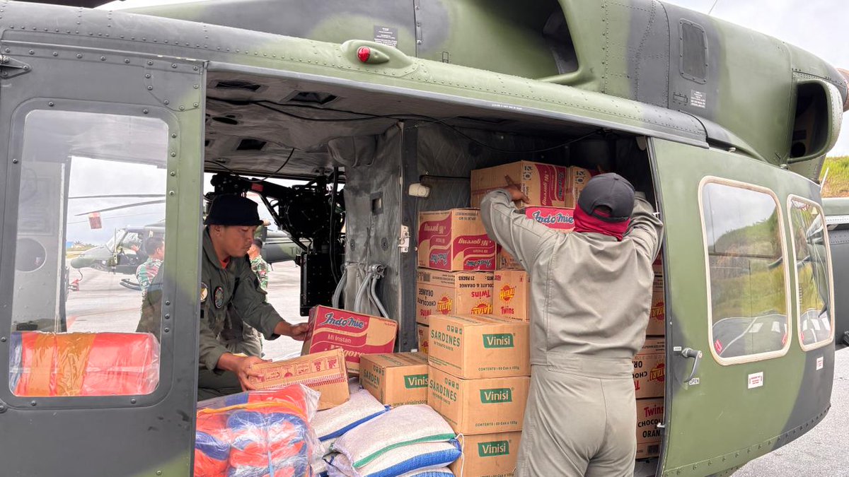 kodam1bb_'s tweet photo. Satgas Gulbencal Yonif 122/TS Kodam l/BB Drop Logistik Jalur Udara ke Dusun Parombunan, Tapteng
Sumber : Pendam l/BB
#SatgasGulbencal
#KodamIBB
#Yonif122TS
#Yonif125SMB
#TNIAD
#DropLogistik
#Tapteng
#TanggapBencana
#PeduliSesama
#HelikopterBell
#DistribusiUdara
#IndonesiaSigap https://t.co/VpQkNR2jOd